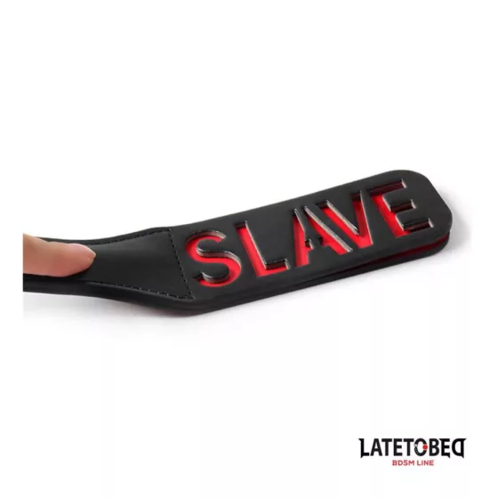 LateToBed – paskoló SLAVE felirattal