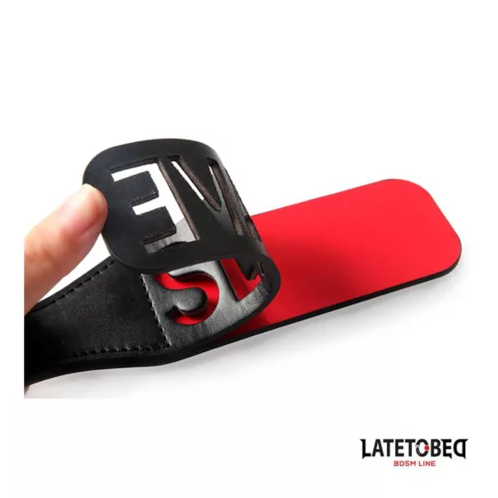 LateToBed – paskoló SLAVE felirattal