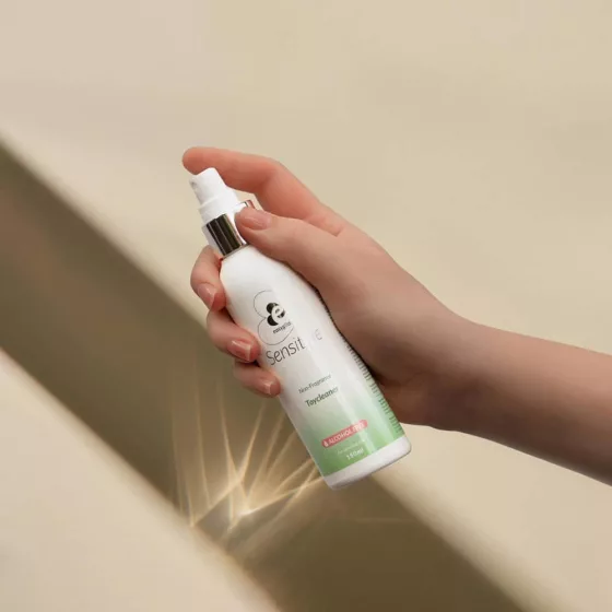 EasyGlide Sensitive tisztító és fertőtlenítő folyadék (150 ml).